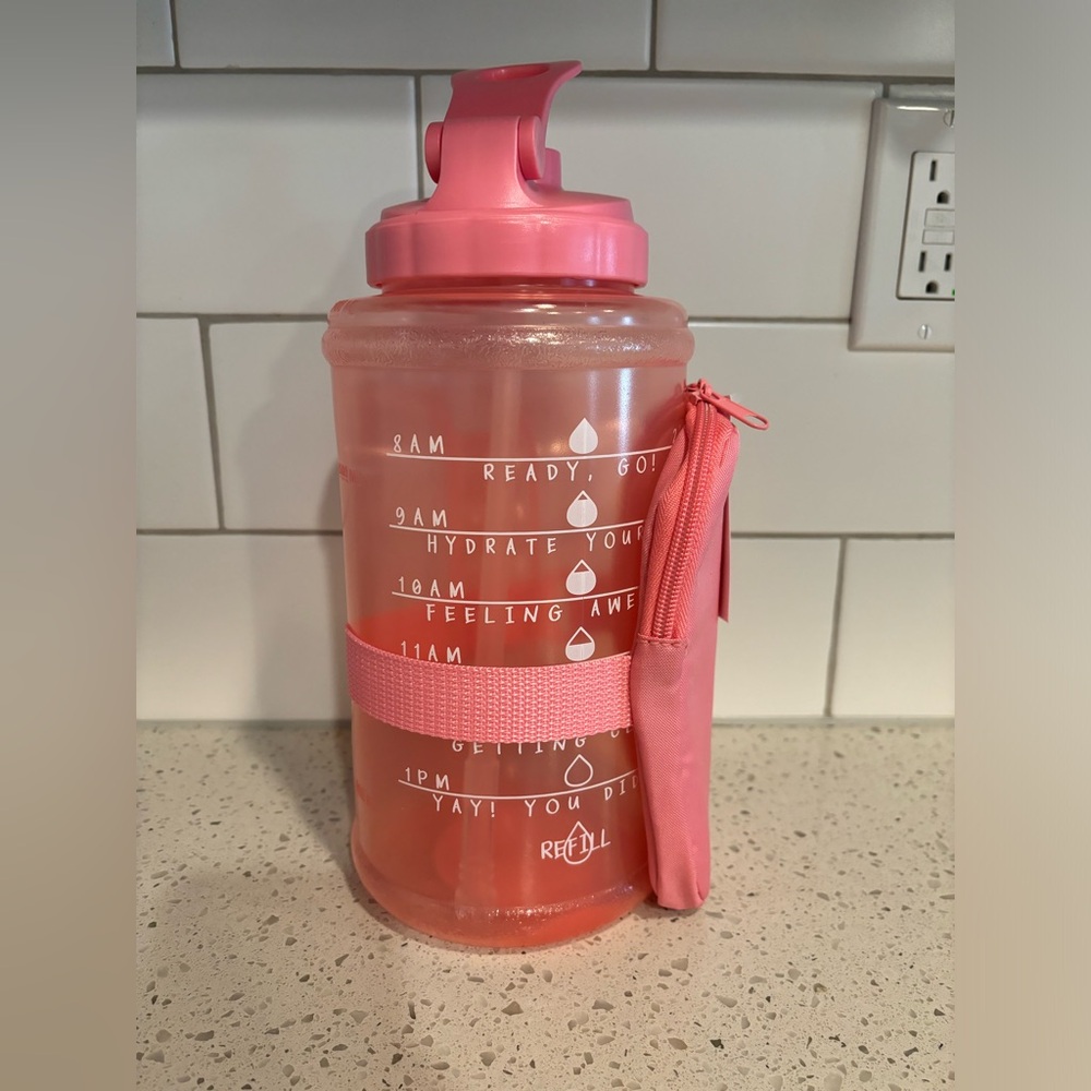Waterbottle with pocket and straw. Count down all day lines!